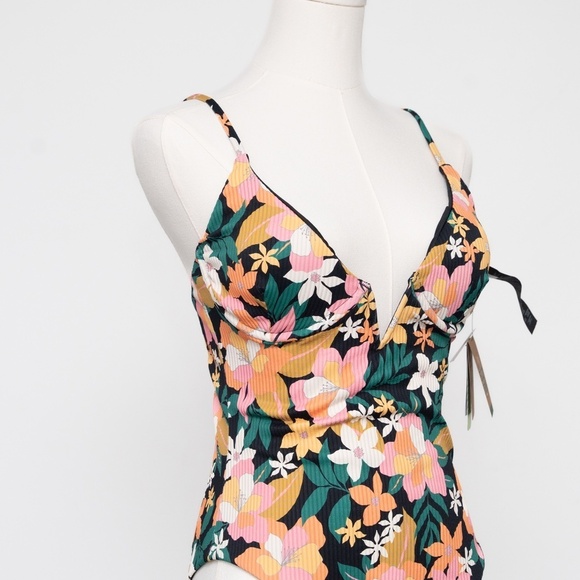 Volcom. Women's Had Me At Aloha One Piece Swimsuit. - Picture 11 of 13